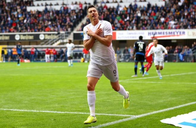 Robert Lewandowski celebra su gol en el Paderborn-Bayern (@FCBayern).