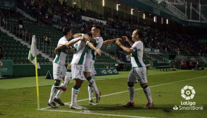 Los jugadores del Elche celebran el gol a la Ponferradina (Foto: LaLiga).