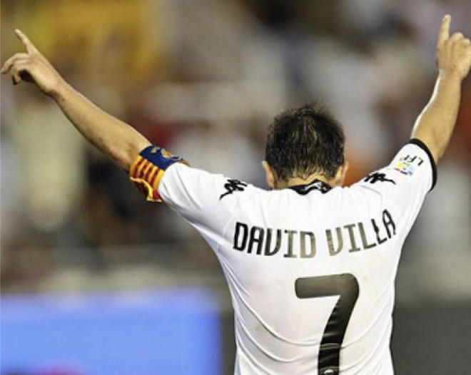 David Villa celebra un gol con el Valencia CF colabora con The Boxing Event 