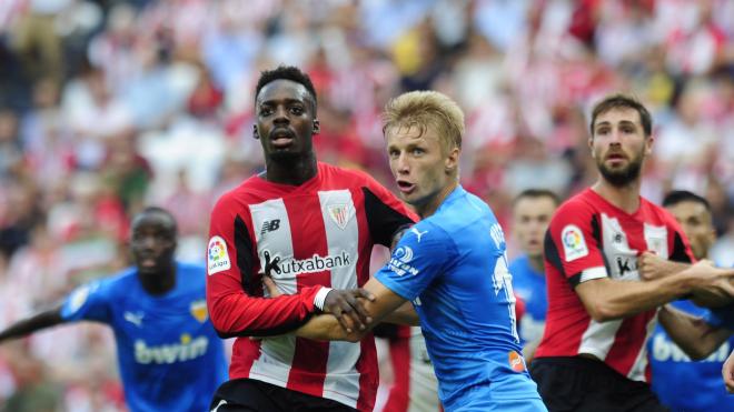 Williams forcejea con Wass dentro del area (Foto: Athletic Club).