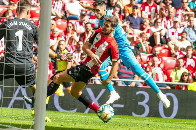 Iñigo Martínez se anticipa para evitar una ocasión del Valencia (Foto: Valencia CF).