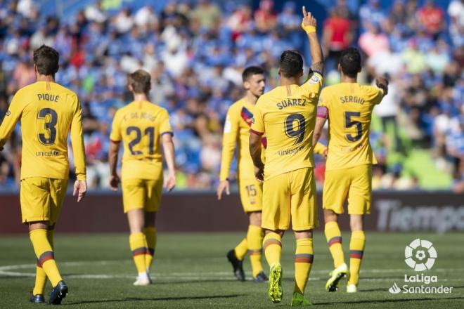 Luis Suárez celebra su gol al Getafe señalando a Ter Stegen.