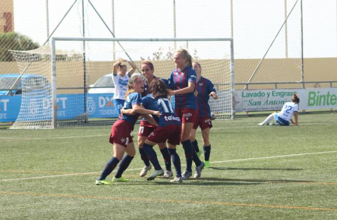 Las chicas de María Pry celebran el gol de Eva Navarro (Foto: Levante UD).