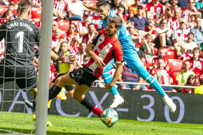 Maxi Gómez remata a puerta ante la presión rival (Foto: Lázaro de la Peña / Valencia CF).