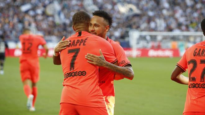 Mbappé se abraza con Neymar.