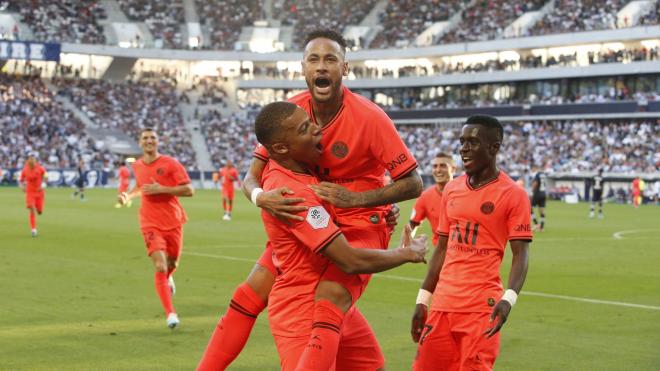 Neymar celebra con Mbappé un gol con el PSG.