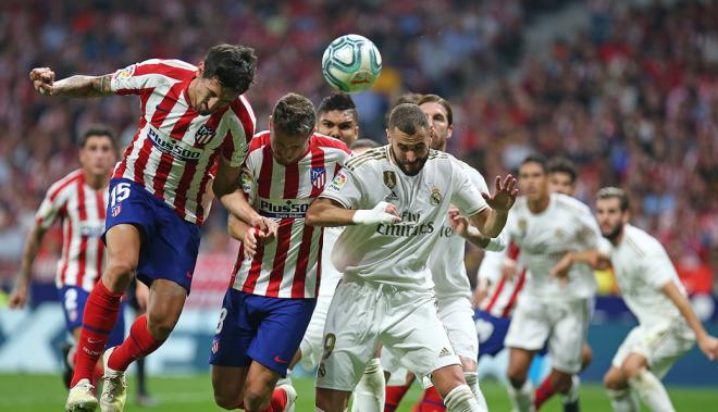 Savic, Saúl y Benzema, en el último duelo del Atlético de Madrid ante el Real Madrid (Foto: EFE).