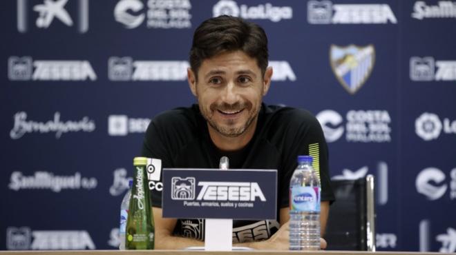 Víctor, sonriente, en la Sala de Prensa Juan Cortés (Foto: Málaga CF).