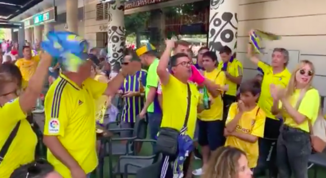 Aficionados del Cádiz en Almería (Foto: Radio Cádiz).