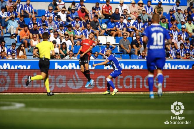 Ante Budimir remata de cabeza un balón en el Alavés-Mallorca (Foto: LaLiga Santander).