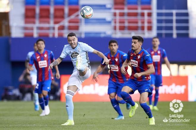 Aspas golpea el balón ante la presión de Sergio Álvarez (Foto: LaLiga).