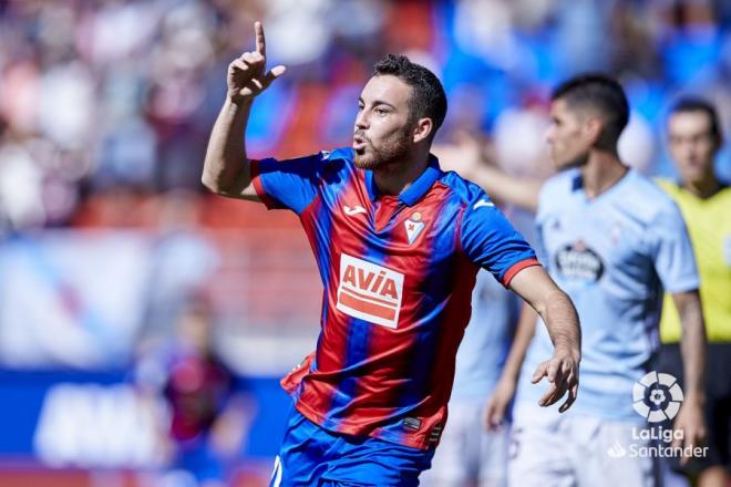 Edu Expósito celebra un gol con el Eibar (Foto: LaLiga Santander).