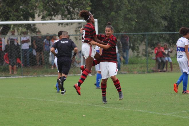 Celebración del equipo femenino del Flamengo en uno de los goles (@TimeFlamengo).