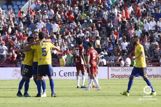 Los jugadores del Cádiz se abrazan al final del partido ante el Almería (Foto: LaLiga).