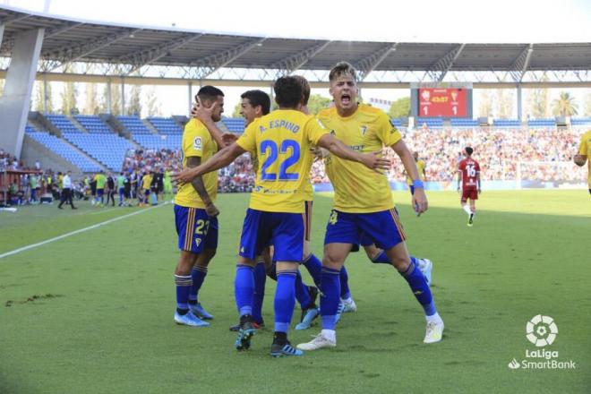 Los jugadores del Cádiz celebran el gol de Espino ante el Almería (Foto: LaLiga).