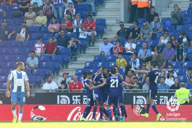 Los jugadores del Real Valladolid celebran el gol de Plano ante el Espanyol (Foto: LaLiga).