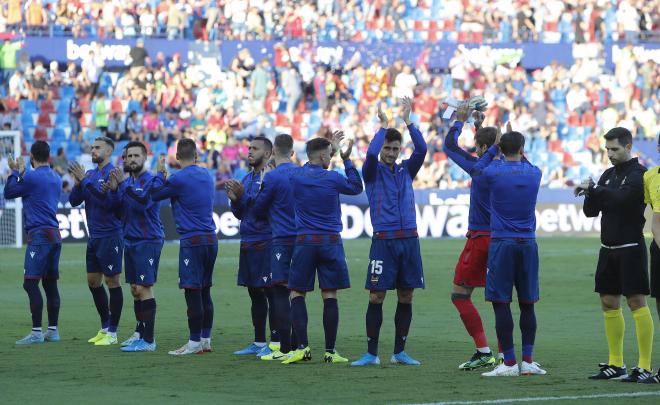 Los jugadores del Levante antes del partido.