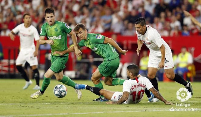 Diego Llorente tapona un ataque del Sevilla (Foto: LaLiga).