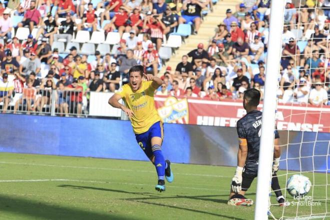 Alfonso Espino celebra su gol ante el Almería (Foto: LaLiga).
