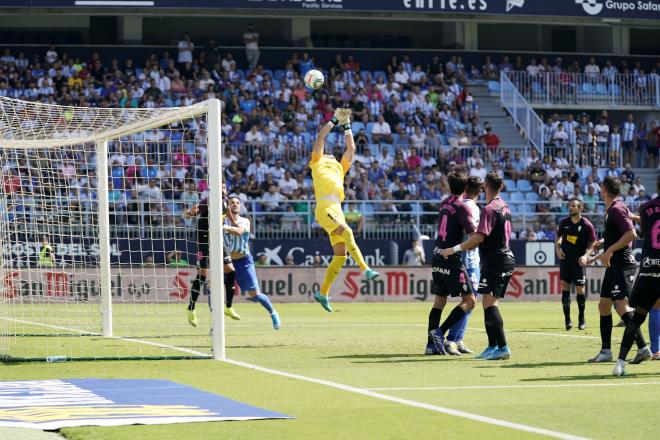 Mariño intenta despejar un balón en el Málaga-Sporting del año pasado.