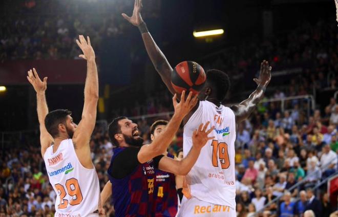 Nikola Mirotic intenta anotar ante la defensa de Baskonia.