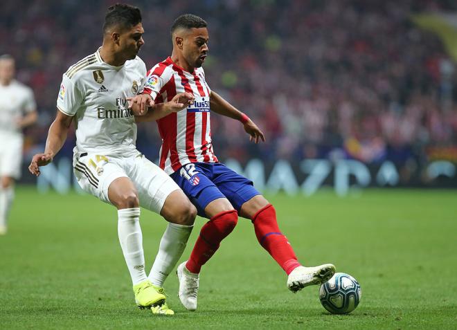 Renan Lodi protege el balón ante Casemiro en el Atlético-Real Madrid (Foto: ATM) .