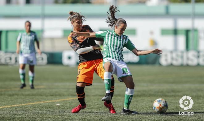 Sandra Hernández, jugadora del Valencia CF Femenino, peleando el balón (Foto: LaLiga)