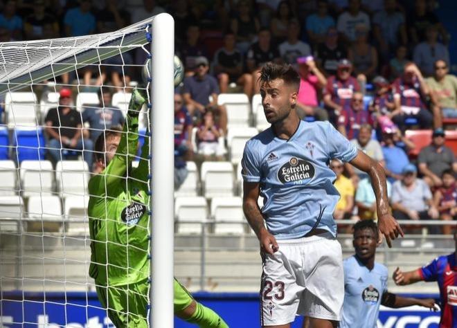 Rubén Blanco salva un gol tras saque de esquina de Orellana (Foto: EFE).