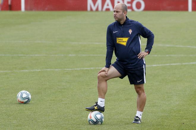 José Alberto, en un entrenamiento del Sporting de Gijón (Foto: Luis Manso).