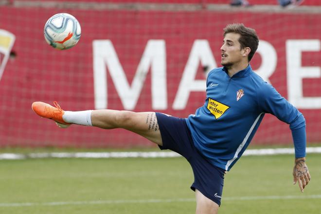 Isma Cerro, en un entrenamiento del Sporting de Gijón (Foto: Luis Manso).