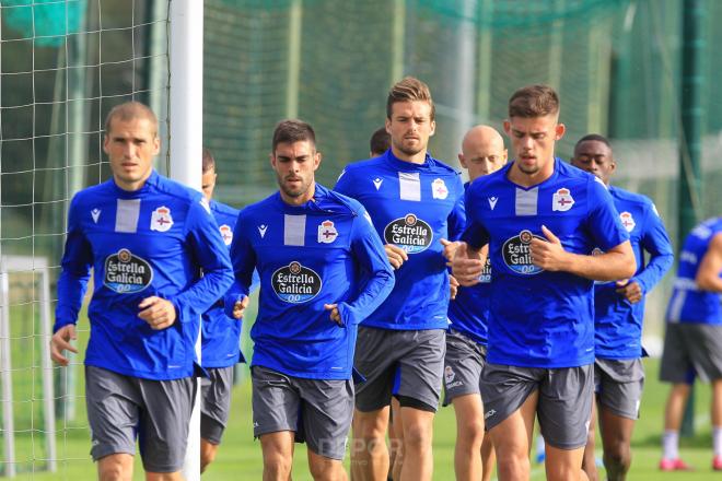 Los jugadores del Dépor realizan carrera continua en Abegondo (Foto: RCD).