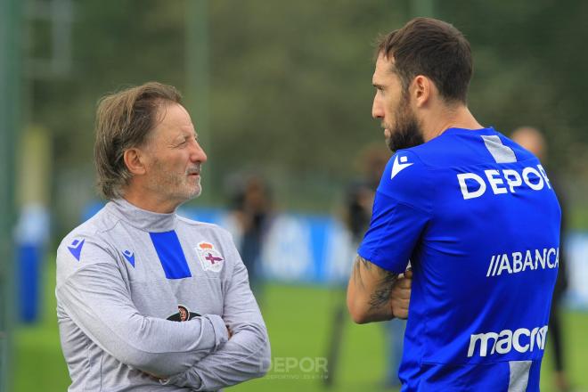 Dani Giménez charla con Anquela durante un entrenamiento del Dépor (Foto: RCD).