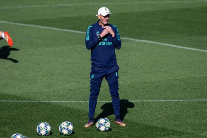 Zidane observa a sus jugadores en un entrenamiento de Champions.