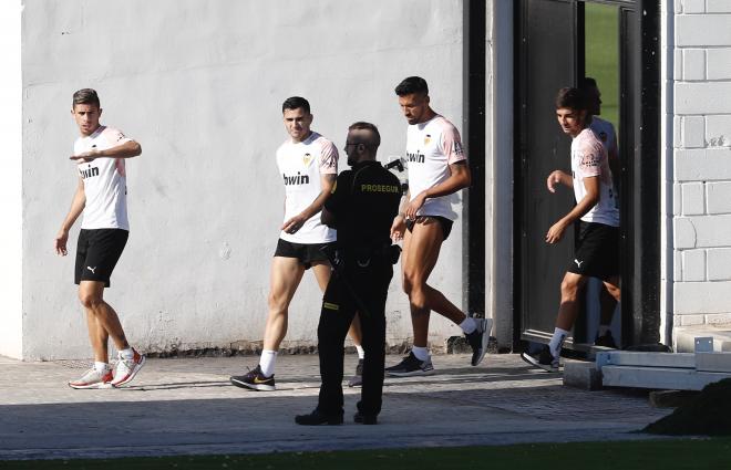 Garay participa con normalidad en el entrenamiento del Valencia CF (Foto: David González)