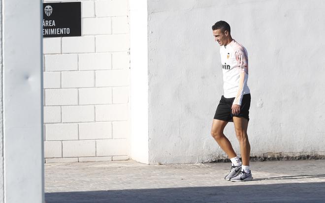 Rodrigo, en el entrenamiento del Valencia CF en el que participó Garay (Foto: David González)