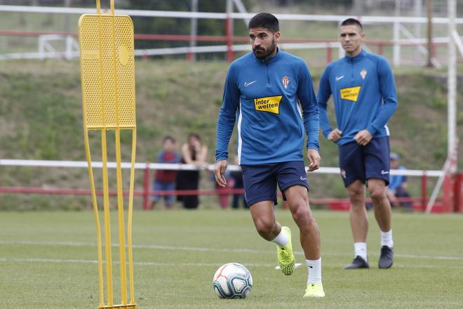 Carmona conduce el balón en un entrenamiento del Sporting (Foto: Luis Manso).