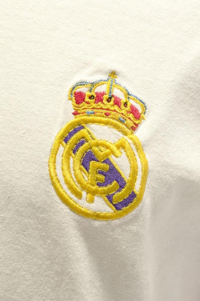 Escudo del Real Madrid bordado en una camiseta de Di Stefano (Foto: NFM).