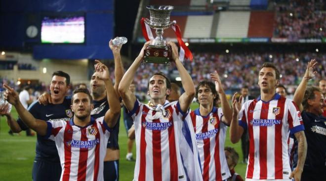 Godín, junto a Koke, Mandzukic y Tiago, levanta la última Supercopa de España del Atlético.
