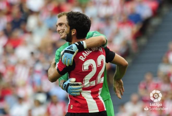 Jasper Cillessen y Raúl García se abrazan en un Athletic-Valencia (Foto: LaLiga).
