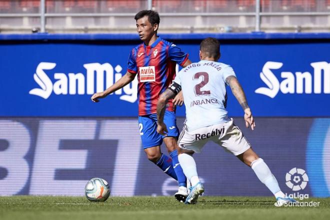 Hugo Mallo defendiendo a Inui (Foto: LaLiga).