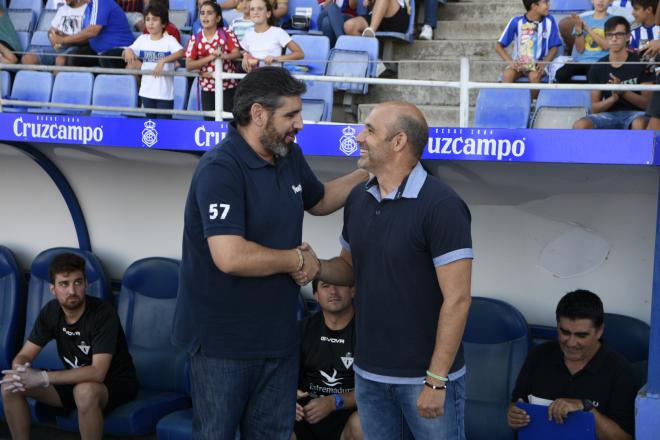 Alberto Monteaudo saluda al entrenador del Don Benito. (Clara Verdier).