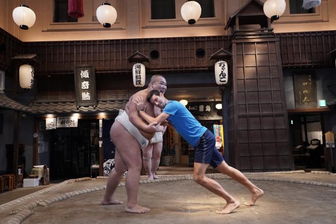 Novak Djokovic, haciendo sumo en Japón (Foto: ATP / @DjokerNole).