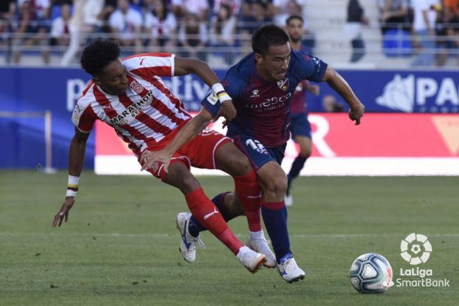 Okazaki se lleva un balón en el partido del Huesca ante el Girona (Foto: LaLiga).