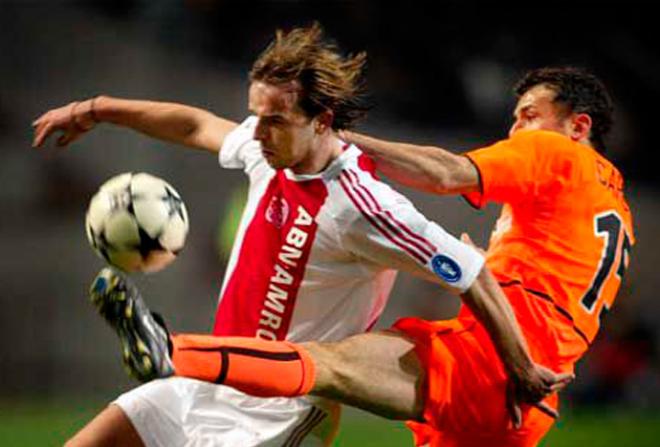 Van der Meyde jugando con el Ajax contra el Valencia.