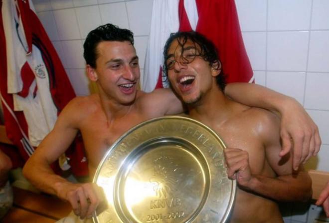 Zlatan Ibrahimovic y Mido Hossam celebran un título con el Ajax (Foto: Twitter).