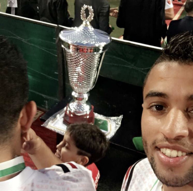 Benkhemassa, con el trofeo de campeón de Argelia.