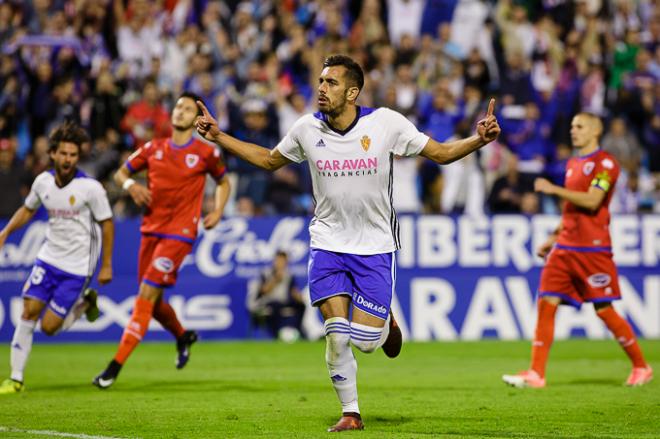 Borja Iglesias celebra un gol con el Real Zaragoza ante el Numancia (Foto: Dani Marzo).