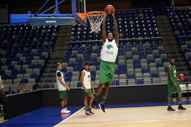 Deon Thompson hace un mate en el Carpena (Foto: Unicaja B. Photopress).