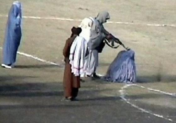 Una ejecución pública en el antiguo estadio Ghazi de Kabul.