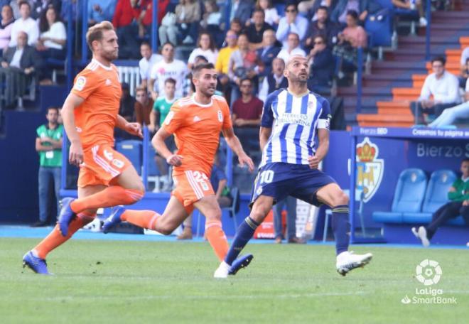 Lucas Ahijado presiona a un rival en el duelo ante la Ponferradina (Foto: LaLiga).